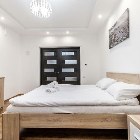 לבוב Homey Apartment מראה חיצוני תמונה